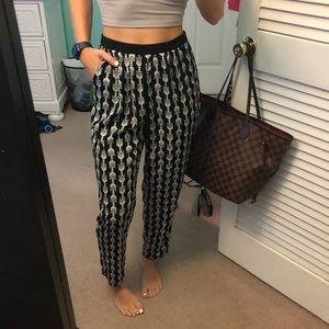 FOREVER 21 BLACK &WHITE AZTEC PRINT PANT